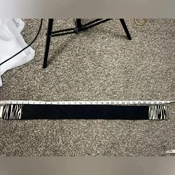 Zebra Print leather belt Black and White Silver clasp  black stretch size large - Picture 8 of 9